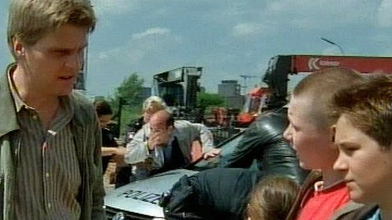 Folge 56: Die Autoschieber - Karols Vater mit Laurenz und Karol © NDR 