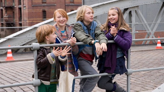 Henri, Emma, Max und Nina stehen an einem Brückengeländer © NDR Foto: Claudia Timmann