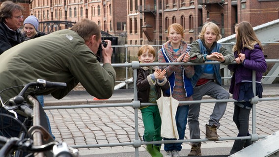 Set-Fotograf macht ein Foto von Henri, Emma, Max und Nina © NDR Foto: Claudia Timmann
