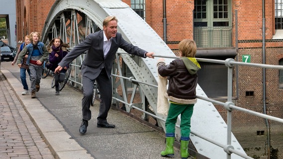 Henri und Gangster auf einer Brücke © NDR Foto: Claudia Timmann