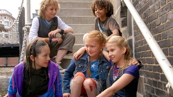 Pfefferkörner, 4. Generation: Lina (Lale H. Mann), Rasmus (Julian Winterbach), Emma (Aurelia Stern), Themba (Coco Nima) und Sophie (Katherina Unger) © NDR/Romano Ruhnau 