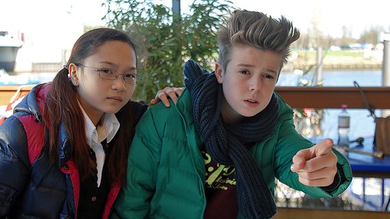 Jiao (Sophie Wing Chung) und Niklas (Jaden Dreier) © NDR/Studio HH Foto: Romano Ruhnau