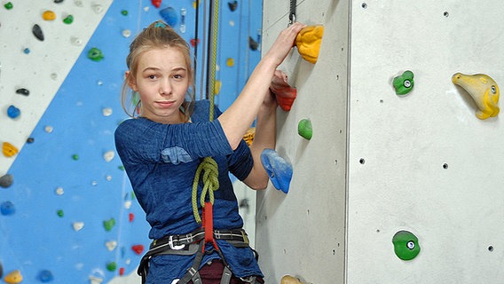 Jessi (Martha Fries)an der Kletterwand. © NDR/Studio HH Foto: Romano Ruhnau