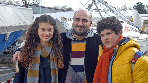 Ceyda (Merle de Villiers), Erol (Özgür Karadeniz) und Anton (Danilo Kamber) © NDR/Studio HH Foto: Romano Ruhnau