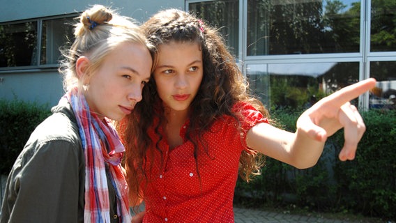 Jessi (Martha Fries) und Ceyda (Merle de Villiers) sprechen sich ab, wie sie den hinterhältigen Leif in ihre Falle tappen lassen. Jessi (Martha Fries) und Ceyda (Merle de Villiers) sprechen sich ab, wie sie den hinterhältigen Leif in ihre Falle tappen lassen. © NDR/Studio HH Foto: Romano Ruhnau