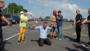 Der Munitionsschmuggler Thorsten Fricke (Tim Grobe)  wird von Polizisten gestellt. Die Pfefferkörner (von links nach rechts: Jaden Dreier, Merle de Villiers und Danilo Kamber) stehen dabei © NDR/Studio HH Foto: Romano Ruhnau