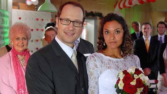 Isabell (Lucia Peraza Rios) und Alexander (Markus Knüfken) in Hochzeitskleidung. © NDR/Studio HH Foto: Romano Ruhnau