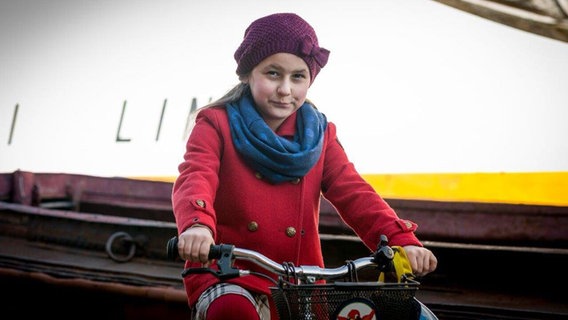 Jale (Ava Sophie Richter) auf dem Fahrrad. © NDR/Studio HH Foto: Boris Laewen