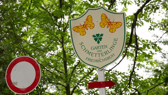 Ein Schild des "Garten der Schmetterlinge" in Friedrichsruh. © NDR Foto: Claudia Timmann