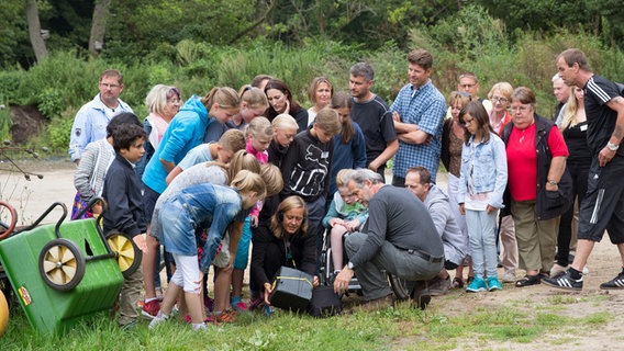 Eine Gruppe Fans steht um die Regisseurin mit einem Vorschau-Monitor in der Hand. © NDR Foto: Claudia Timmann