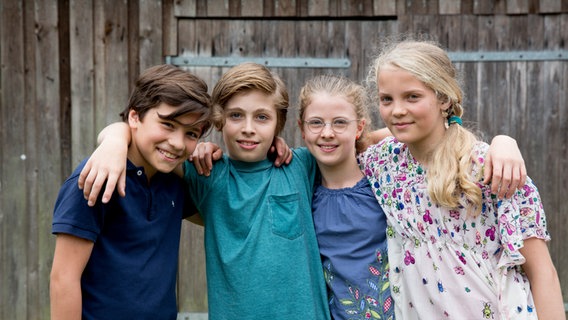 Ramin (Jann Piet), Till ( Otto von Grevenmoor), Pinja (Sina Michel) und Stella (Zoë Malia Moon) © NDR Foto: Claudia Timmann