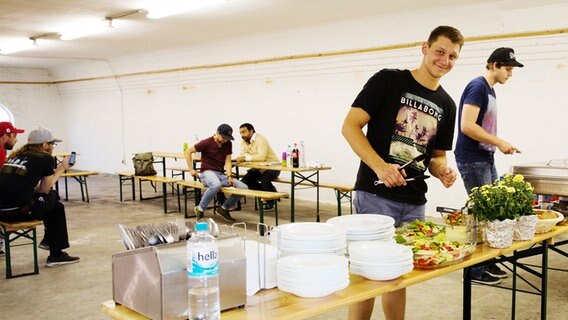 Die zwei jungen Köche stehen am Buffet. © NDR Foto: Claudia Timmann