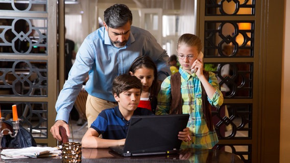 Ramin (Jann Piet) sitzt vor einem Laptop. Navid (Neil Malik Abdullah), Jale (Ava Sophie Richter) und Pinja (Sina Michel) schauen ihm über die Schulter. © NDR Foto: Claudia Timmann