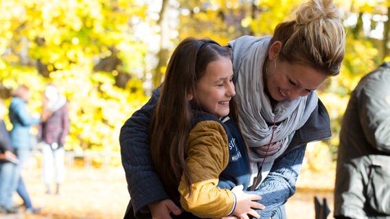 Ava Sophie Richter und Pfefferkörner Regisseurin Franziska Hörisch. © NDR Foto: Claudia Timmann