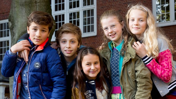 Pfefferkörner, 8. Generation: Ramin (Jann Piet), Till (Otto von Grevenmoor), Jale (Ava Sophie Richter), Pinja (Sina Michel) und Stella (Zoë Malia Moon) © NDR Foto: Claudia Timmann