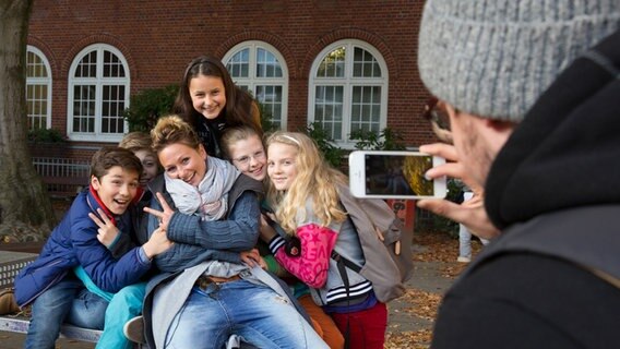 Ramin (Jann Piet), Till (Otto von Grevenmoor), Jale (Ava Sophie Richter), Pinja (Sina Michel), Stella (Zoë Malia Moon) und Regisseurin Franziska Hörisch. © NDR Foto: Claudia Timmann