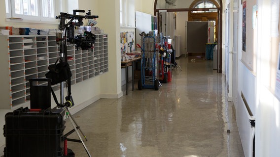 In einem Schulkorridor steht Filmequipment. © NDR Foto: Claudia Timmann
