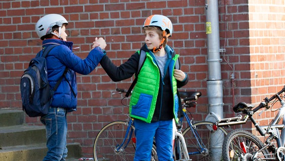 Ramin (Jann Piet) und Till (Otto von Grevenmoor) begrüßen sich per Handschlag. © NDR Foto: Claudia Timmann