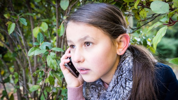 Jale (Ava Sophie Richter) hält ein Handy ans Ohr. © NDR/Studio HH Foto: Boris Laewen