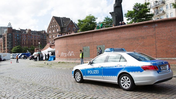 Ein Polizeiauto steht am Hamburger Hafen. © NDR Foto: Claudia Timmann