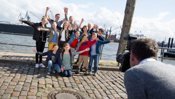 Fans und Pfefferkörner stehen vor einem Fotografen. © NDR Foto: Claudia Timmann