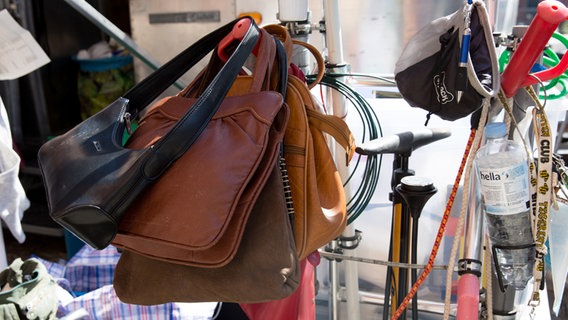Mehrere Handtaschen hängen an einem Stativ. © NDR Foto: Claudia Timmann