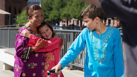 Oma Dschami (Lilay Huser), Jale (Ava Sophie Richter) und Ramin (Jann Piet) © NDR Foto: Claudia Timmann