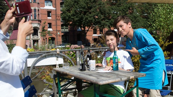 Ein Fan und Jann Piet posen vor einer Handy-Kamera. © NDR Foto: Claudia Timmann