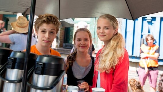 Till (Otto von Grevenmoor), Sara (Antonia Büchel) und Stella (Zoë Malia Moon). © NDR Foto: Claudia Timmann