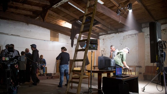 Ein Filmteam steht in einem alten Lagerraum. © NDR Foto: Claudia Timmann