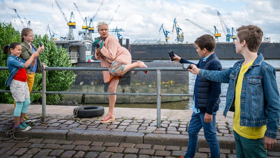 Jale (Ava Sophie Richter), Pinja (Sina Michel), Ramin (Jann Piet) und Till (Otto von Grevenmoor) machen Handyfotos von Astrid Dietz (Yvonne Hornack). © NDR/Letterbox Foto: Boris Laewen