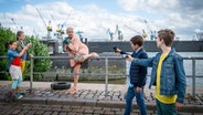 Jale (Ava Sophie Richter), Pinja (Sina Michel), Ramin (Jann Piet) und Till (Otto von Grevenmoor) machen Handyfotos von Astrid Dietz (Yvonne Hornack). © NDR/Studio HH Foto: Boris Laewen