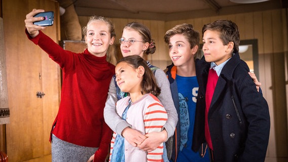 Pfefferkörner, 7. Generation: Stella (Zoe Malia Moon), Pinja (Sina Michel), Jale (Ava Sophie Richter), Till (Otto von Grevenmoor) und Ramin (Jann Piet) © NDR/Studio HH Foto: Boris Laewen