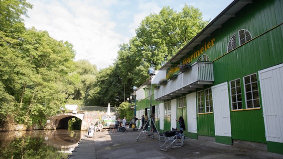 Ein Bootshaus im Grünen. © NDR Foto: Claudia Timmann