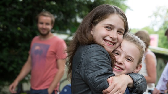 Mia (Marleen Quetin) und Alice (Emily Flint) © NDR Foto: Claudia Timmann