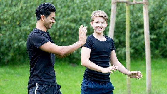 Hamet (Altamasch Noor) und Johannes (Luke Matt Röntgen) © NDR Foto: Claudia Timmann