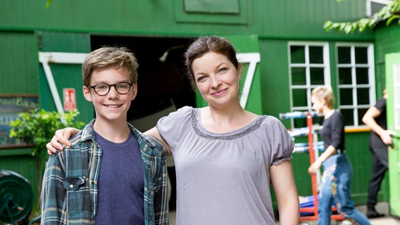 Benny (Ruben Storck) und seine Mutter Andrea (Meike Kircher) © NDR Foto: Claudia Timmann