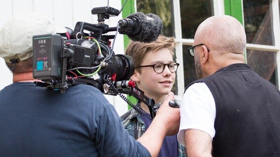 Benny (Ruben Storck) spricht mit einem Redakteur. © NDR Foto: Claudia Timmann