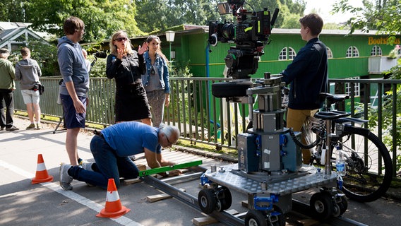 Das Filmteam steht auf einer Brücke. © NDR Foto: Claudia Timmann