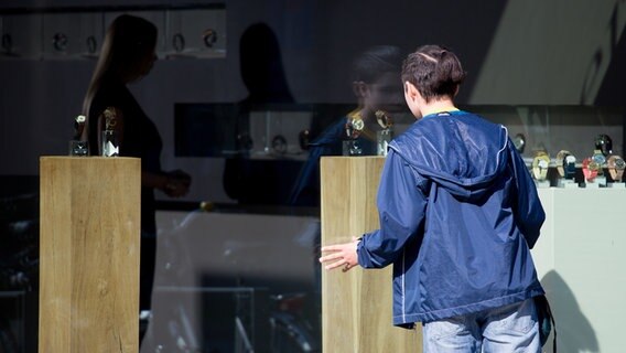 Jamal (David Ganser) steht vor dem Schaufenster eines Uhrengeschäfts. © NDR Foto: Claudia Timmann