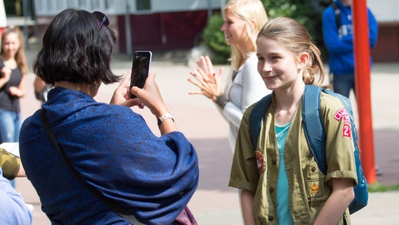 Marleen Quentin wird mit einem Handy fotografiert. © NDR Foto: Claudia Timmann