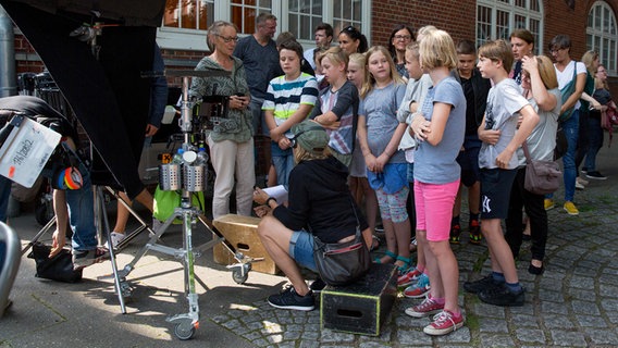 Junge Fans stehen um die Regisseurin herum. © NDR Foto: Claudia Timmann