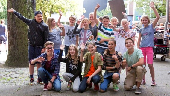 Fans stehen hinter Luke Matt Röntgen, Marleen Quentin, Ruben Storck, Emilia Flint und Emma Roth. © NDR Foto: Claudia Timmann