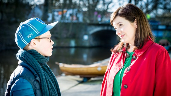 Benny (Ruben Storck) und seine Mutter (Meike Kircher) stehen am Kanal. © NDR/Studio HH Foto: Boris Laewen