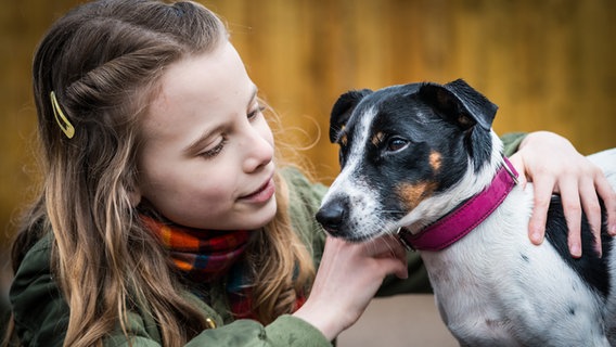 Alice (Emilia Flint) umarmt Hund Murphy. © NDR/Studio HH Foto: Boris Laewen