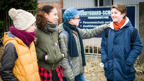 Die Pfefferkörner Mia (Marleen Quentin), Lisha (Emma Roth), Benny (Ruben Storck) und Johannes (Luke Matt Röntgen). © NDR/Sudio HH Foto: Boris Laewen