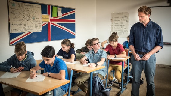 Lehrer Martin Schulze (Janek Rieke) steht neben Benny (Ruben Storck, Mitte) in der Klasse. © NDR/Studio JJ Foto: Boris Laewen