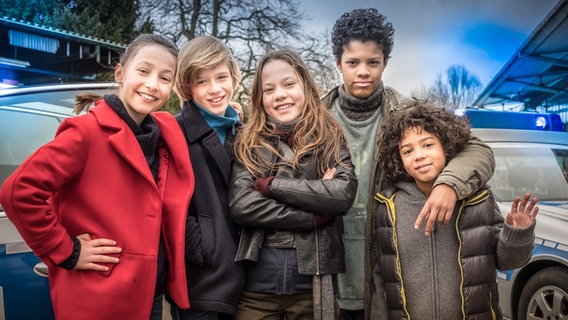 Die neuen Pfefferkörner (von links nach rechts): Nele (Ronja Levis), Levin (Moritz Pauli), Kira (Marlene von Appen), Tayo (Samuel Adams) und Olufemi (Spencer König) © NDR/Studio HH Foto: Boris Laewen