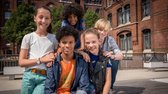 Gruppenbild der Pfefferkörner Nele, Tayo, Femi, Kira und Levin © NDR/Studio HH Foto: Boris Laewen