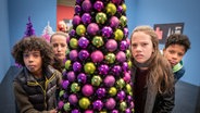 Femi, Nele, Tayo und Kira ermitteln in der Weihnachtsausstellung. © NDR/Studio HH Foto: Boris Laewen